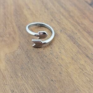 Sarah Silver Tone Wrap Around Arrow Ring Southwestern Boho Huntress Size 5.5